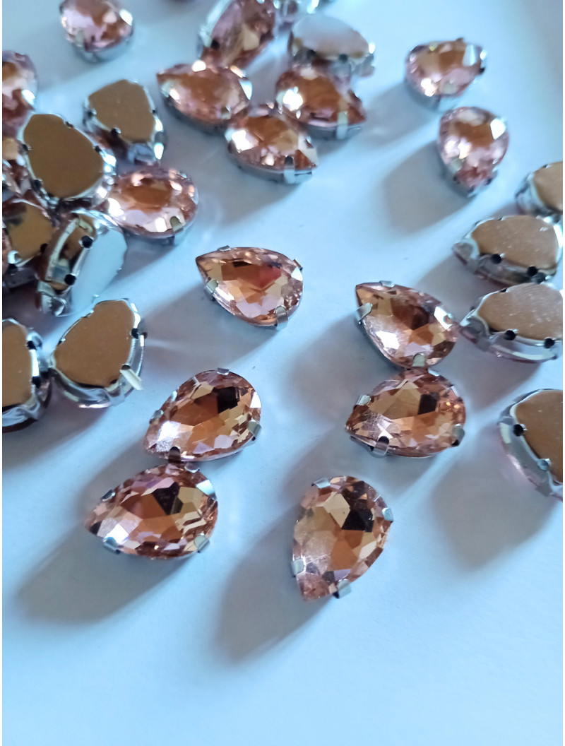 Страз (скло) в металевій оправі. Розмір — 10×14 мм. Колір — персиковий