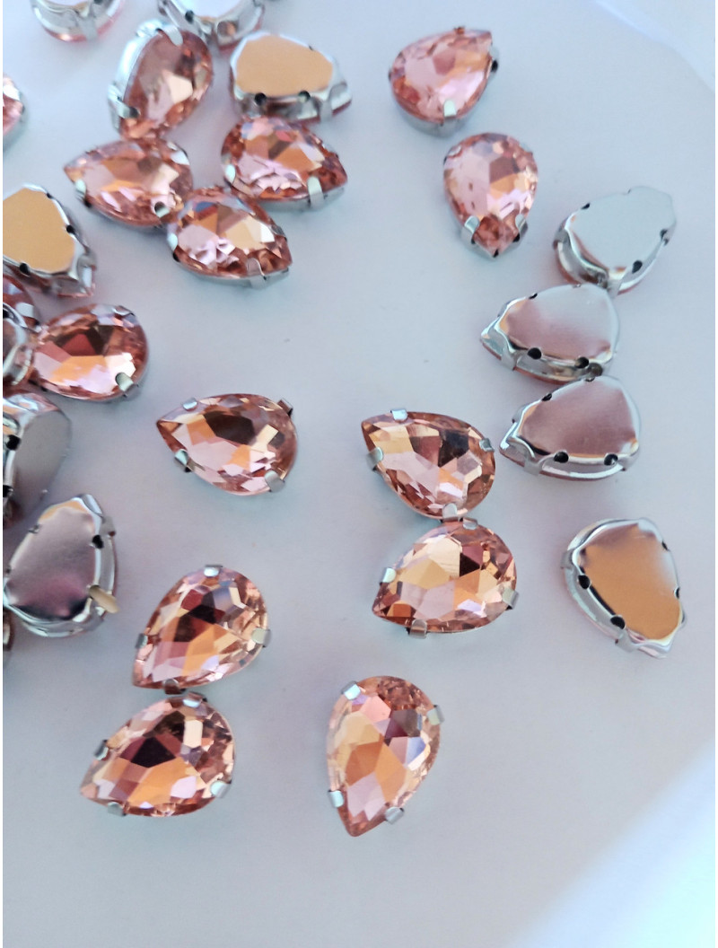 Страз (скло) в металевій оправі. Розмір — 10×14 мм. Колір — персиковий