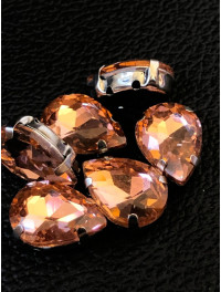 Страз (скло) в металевій оправі. Розмір — 10×14 мм. Колір — персиковий