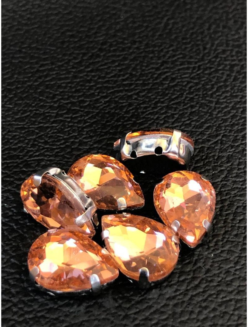 Страз (скло) в металевій оправі. Розмір — 10×14 мм. Колір — персиковий