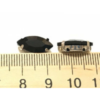 Страз (скло) в металевій оправі. Розмір — 7×15 мм. Колір чорний