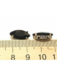 Страз (скло) в металевій оправі. Розмір — 7×15 мм. Колір чорний