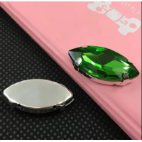 Страз (скло) в металевій оправі. Розмір — 7×15 мм. Колір зелений