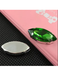 Страз (скло) в металевій оправі. Розмір — 7×15 мм. Колір зелений