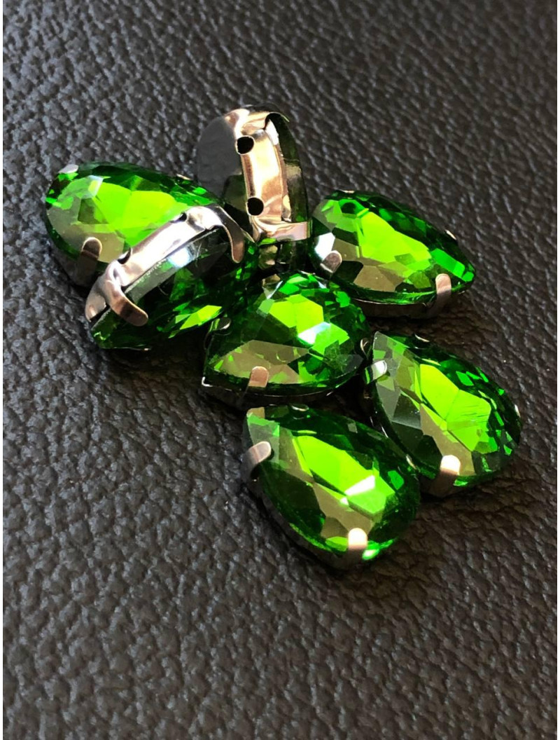 Страз (скло) в металевій оправі. Розмір — 10*14 мм. Колір зелений