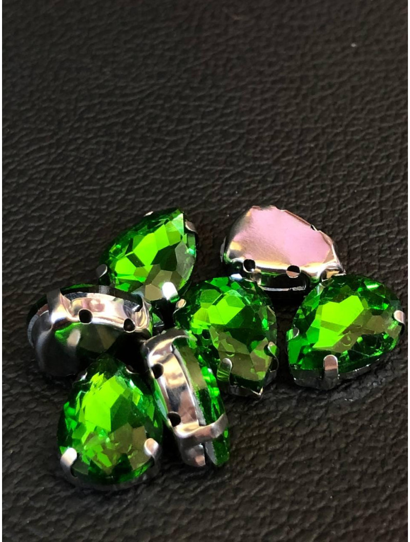 Страз (скло) в металевій оправі. Розмір — 10*14 мм. Колір зелений