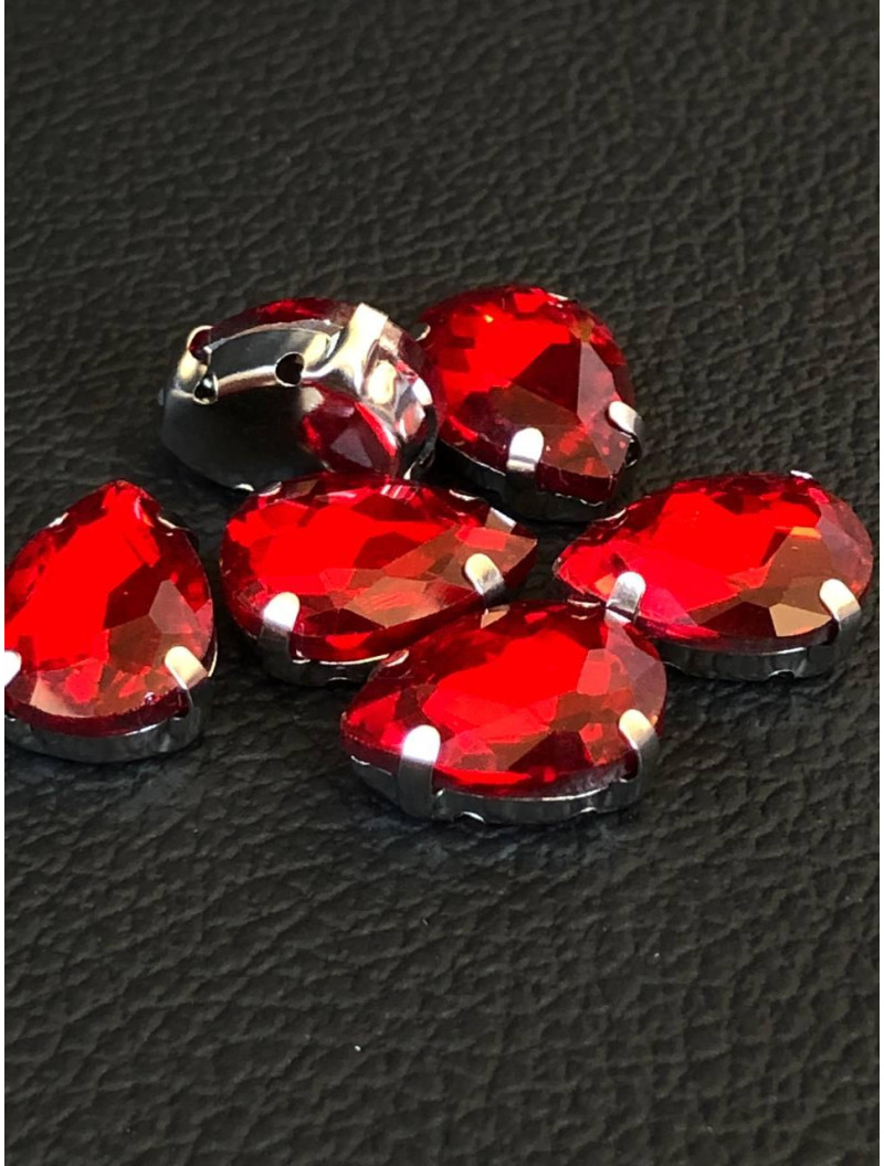 Страз (скло) в металевій оправі. Розмір — 10*14 мм. Колір червоний