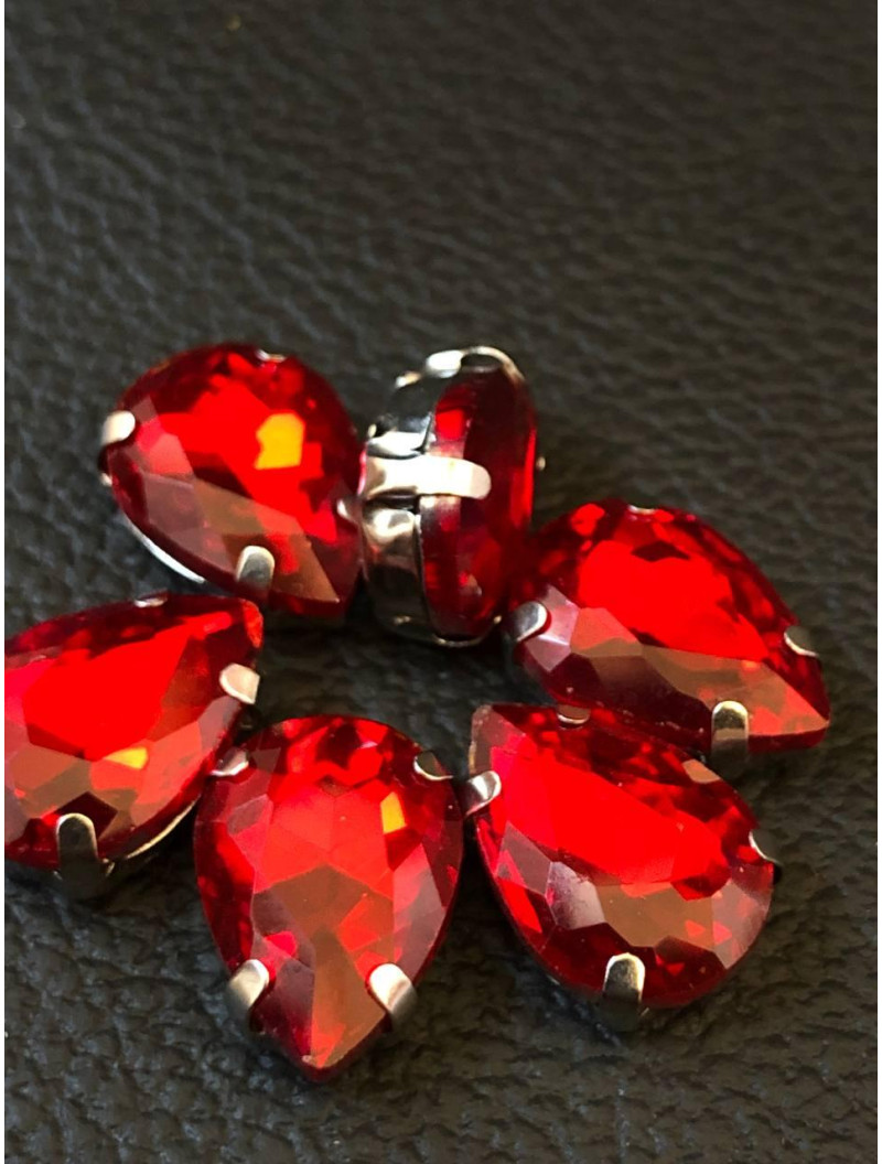 Страз (скло) в металевій оправі. Розмір — 10*14 мм. Колір червоний