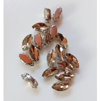 Страз (скло) в металевій оправі. Розмір — 7×15 мм. Колір рахтопазовий