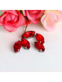 Страз (скло) в металевій оправі. Розмір — 7×15 мм. Колір червоний