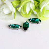 Страз (скло) в металевій оправі. Розмір — 7×15 мм. Колір бірюзовий