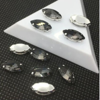 Страз (скло) в металевій оправі. Розмір — 7×15 мм. Колір графітовий