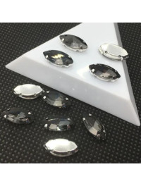 Страз (скло) в металевій оправі. Розмір — 7×15 мм. Колір графітовий