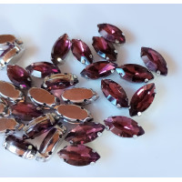 Страз (скло) в металевій оправі. Розмір — 7×15 мм. Колір баклажановий