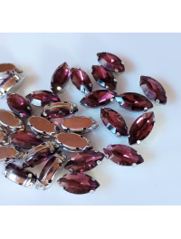 Страз (скло) в металевій оправі. Розмір — 7×15 мм. Колір баклажановий