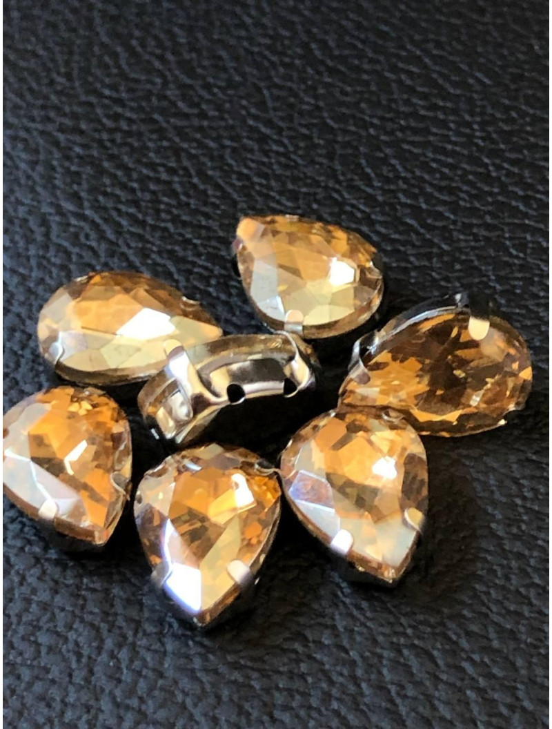 Страз (скло) в металевій оправі. Розмір — 10×14 мм. Колір — шампанське