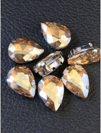 Страз (скло) в металевій оправі. Розмір — 10×14 мм. Колір — шампанське