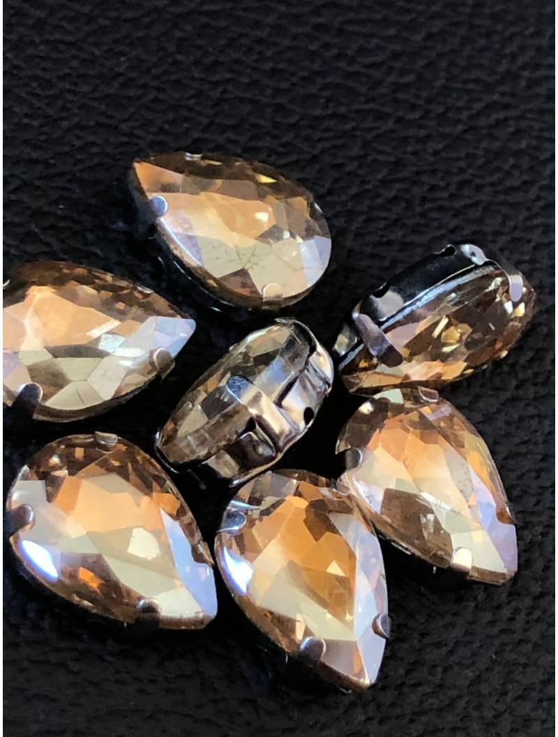 Страз (скло) в металевій оправі. Розмір — 10×14 мм. Колір — шампанське