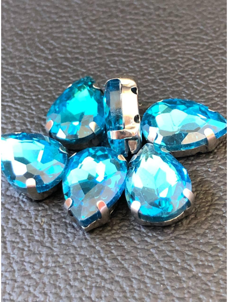 Страз (скло) в металевій оправі. Розмір — 10×14 мм. Колір блакитний