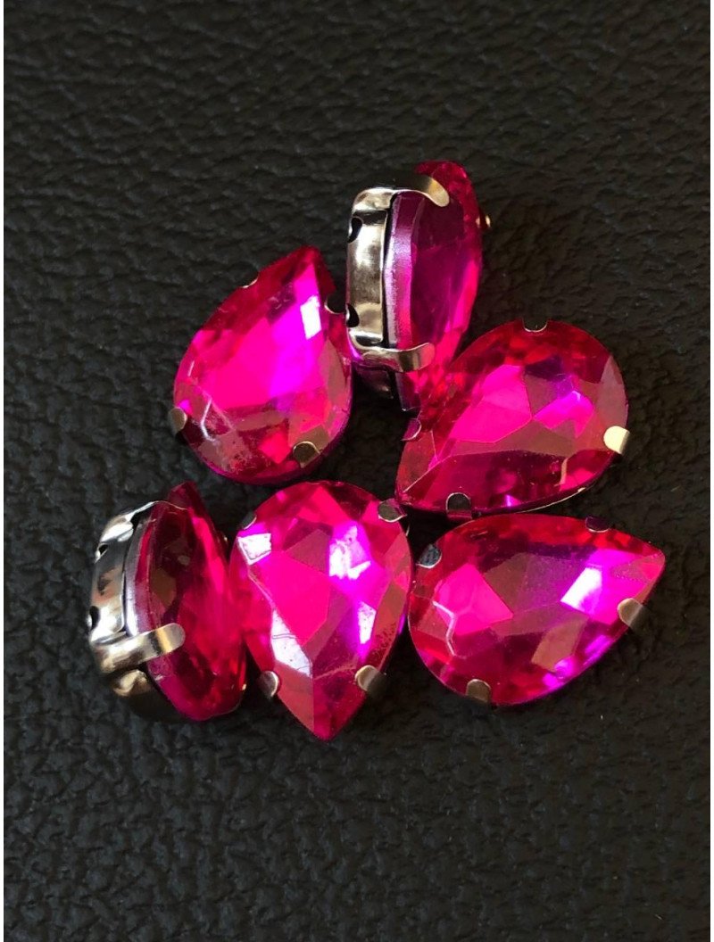 Страз (скло) в металевій оправі. Розмір — 10×14 мм. Колір малиновий