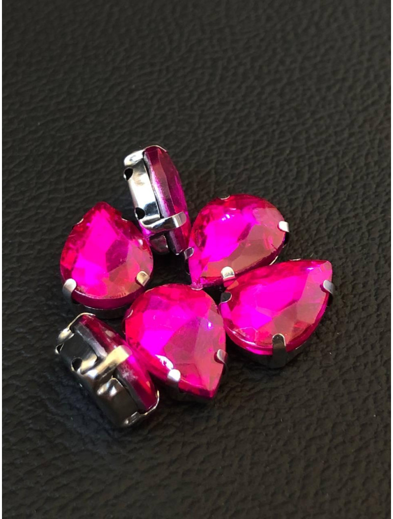 Страз (скло) в металевій оправі. Розмір — 10×14 мм. Колір малиновий