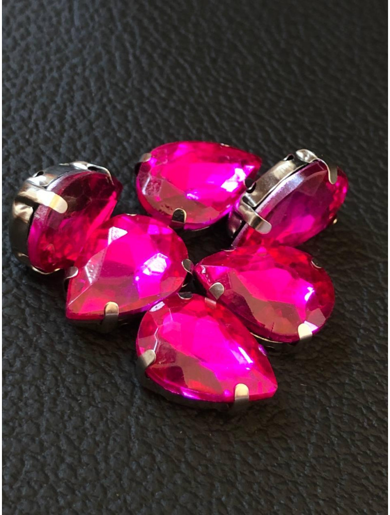 Страз (скло) в металевій оправі. Розмір — 10×14 мм. Колір малиновий