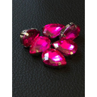 Страз (скло) в металевій оправі. Розмір — 10×14 мм. Колір малиновий