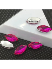 Страз (скло) в металевій оправі. Розмір — 7×15 мм. Колір малиновий
