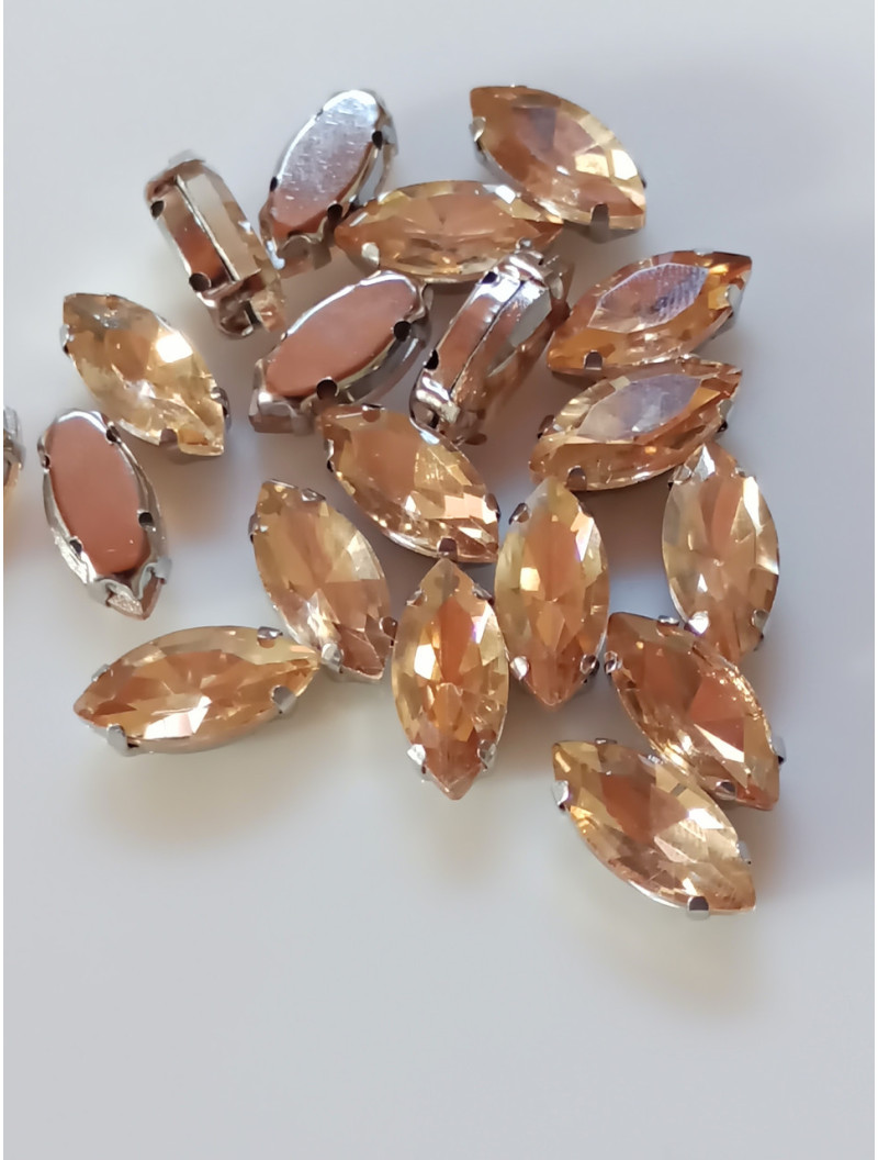 Страз (скло) в металевій оправі. Розмір — 7×15 мм. Колір — шампань