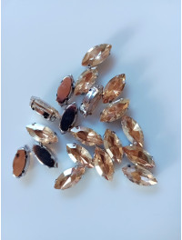 Страз (скло) в металевій оправі. Розмір — 7×15 мм. Колір — шампань