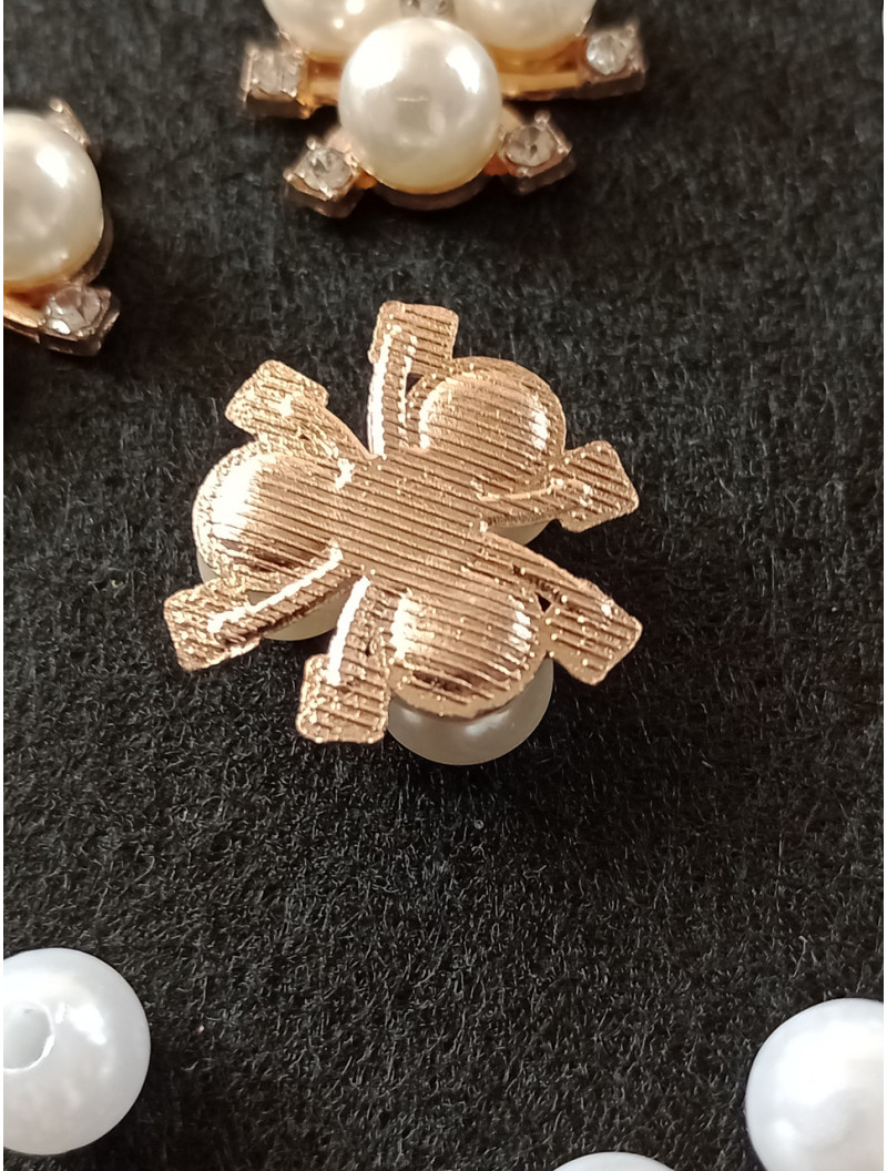 Металевий декор "три перлини" 2×2 см. Основа — золото. Ціна вказана за 1 шт.