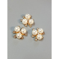 Металевий декор "три перлини" 2×2 см. Основа — золото. Ціна вказана за 1 шт.