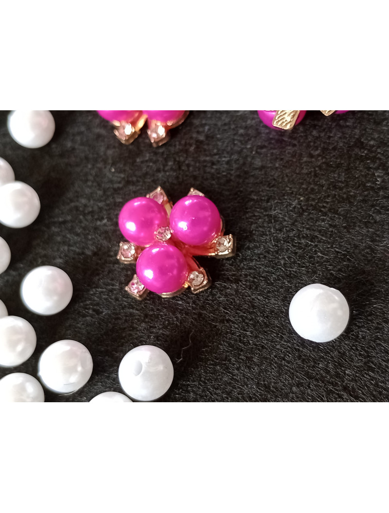 Металевий декор "три перлини" 2×2 см. Основа — золото. Ціна вказана за 1 шт.