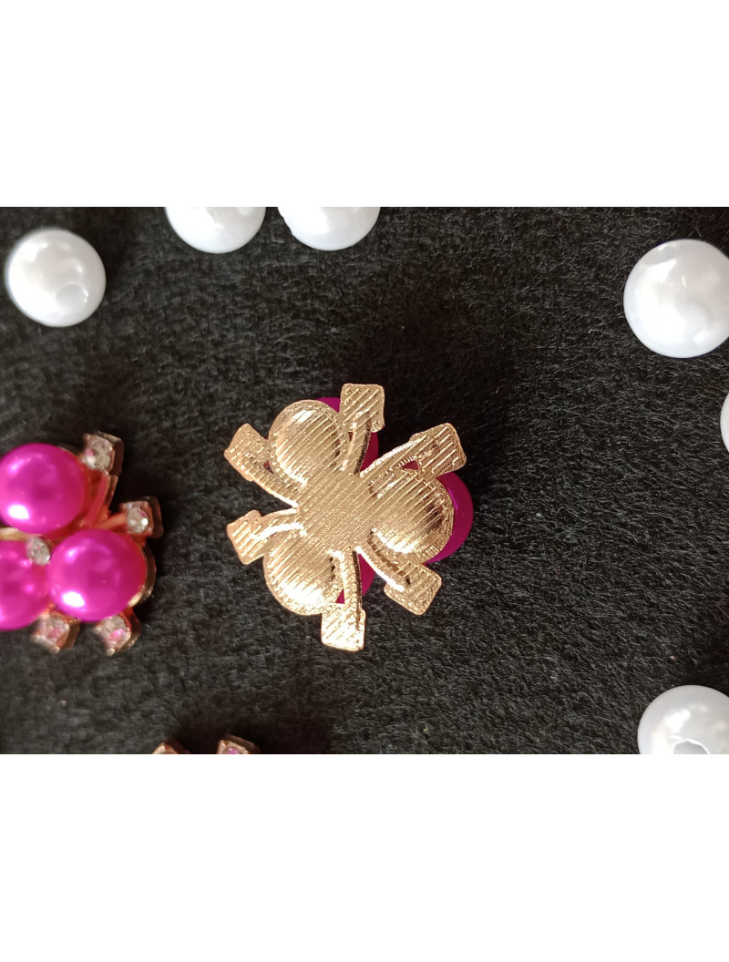 Металевий декор "три перлини" 2×2 см. Основа — золото. Ціна вказана за 1 шт.