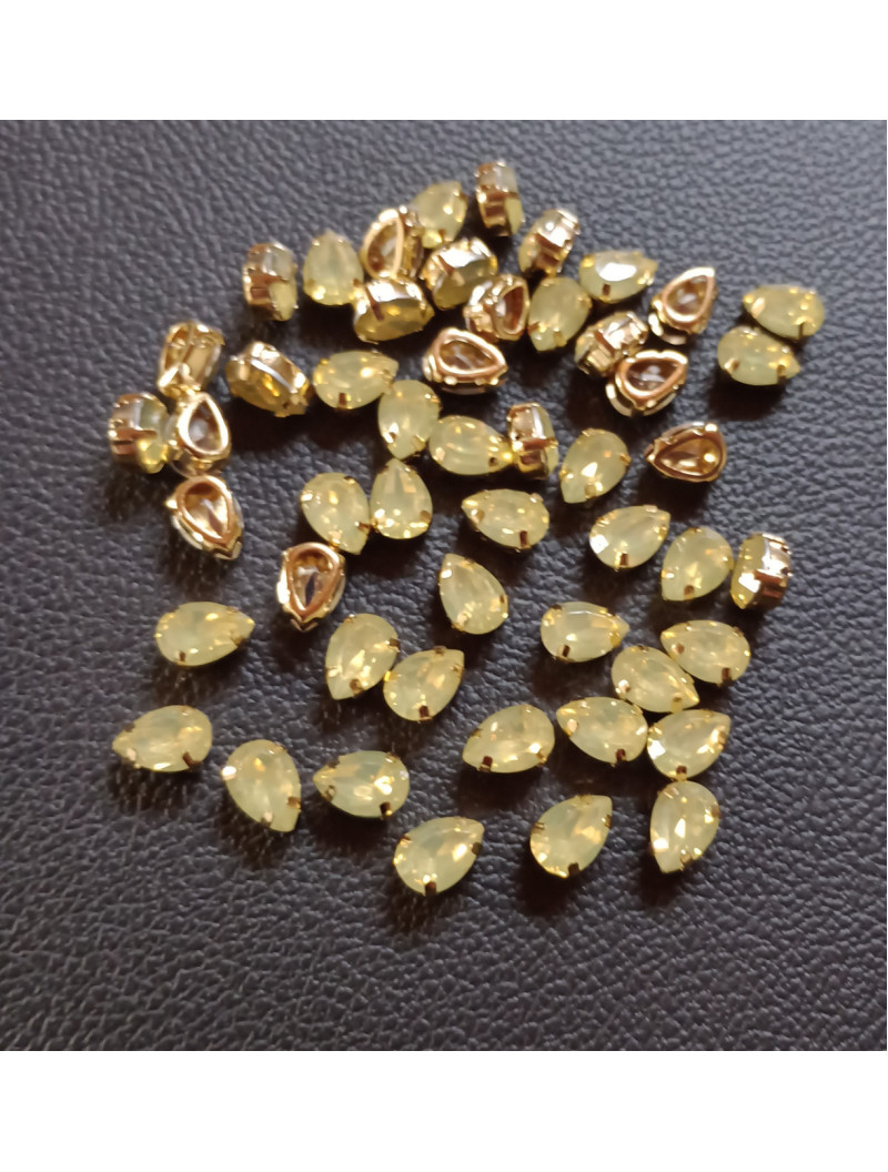 Стразі (акрил) у золотій металевій оправі. Розмір  6*10 мм. Колір  жовтий опал