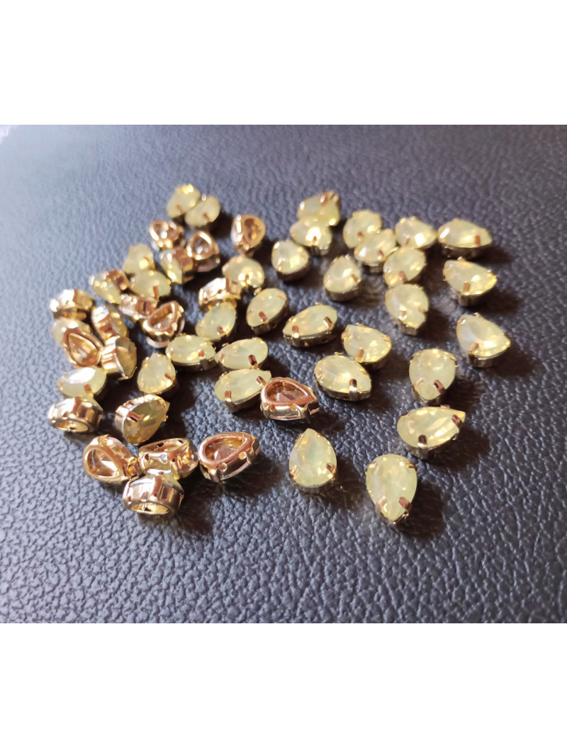 Стразі (акрил) у золотій металевій оправі. Розмір  6*10 мм. Колір  жовтий опал