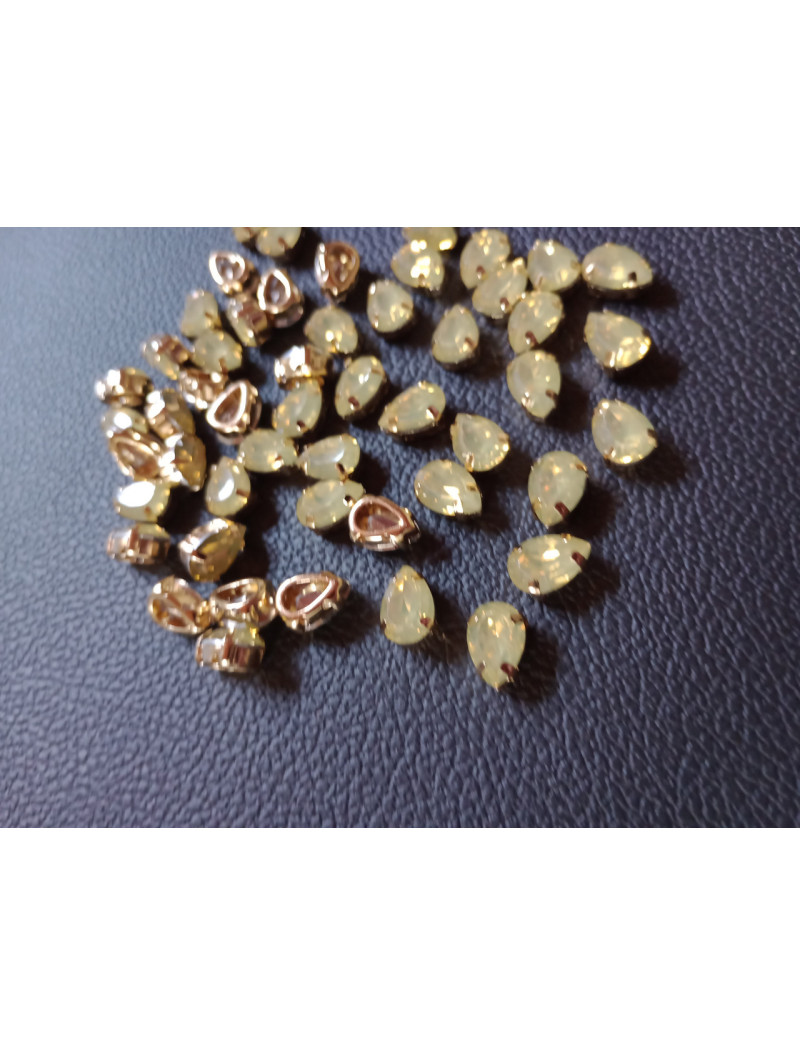 Стразі (акрил) у золотій металевій оправі. Розмір  6*10 мм. Колір  жовтий опал