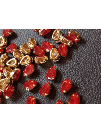 Стразі (акрил) у золотій металевій оправі. Розмір  6*10 мм. Колір червоний опал