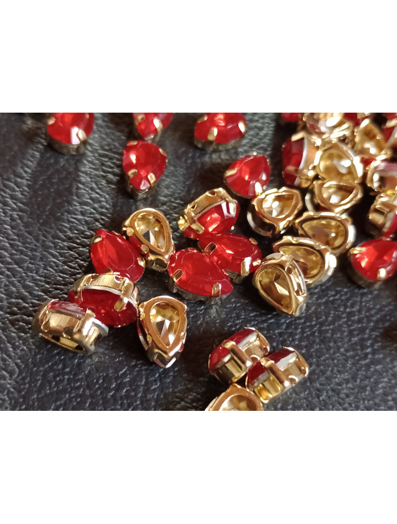 Стразі (акрил) у золотій металевій оправі. Розмір  6*10 мм. Колір червоний опал