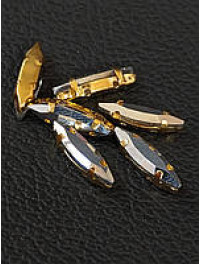 Страз (скло) у Золотій металевій оправі. Розмір  4×15 мм. Колір  срібло гальванічне 5 шт.