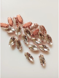 Страз (скло) у рожевій металевій оправі. Розмір  7×15 мм. Колір прозорий