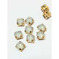 Страз (акрил) у золотій металевій оправі. Розмір  6 мм. Колір білий опал