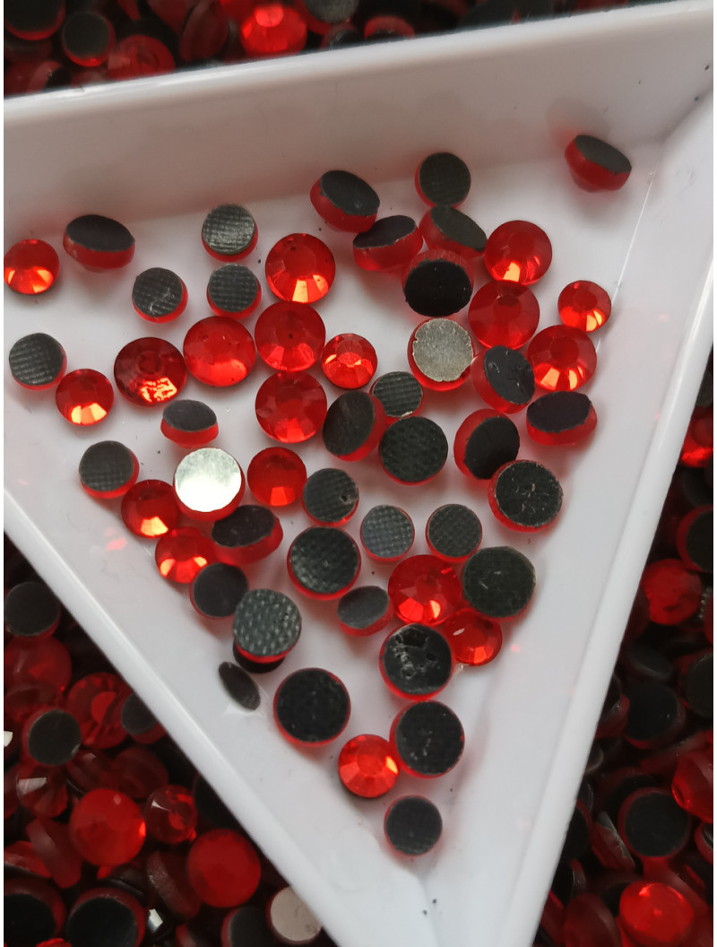 Стрази.  Колір червоний. розмір мікс. 10 грамів