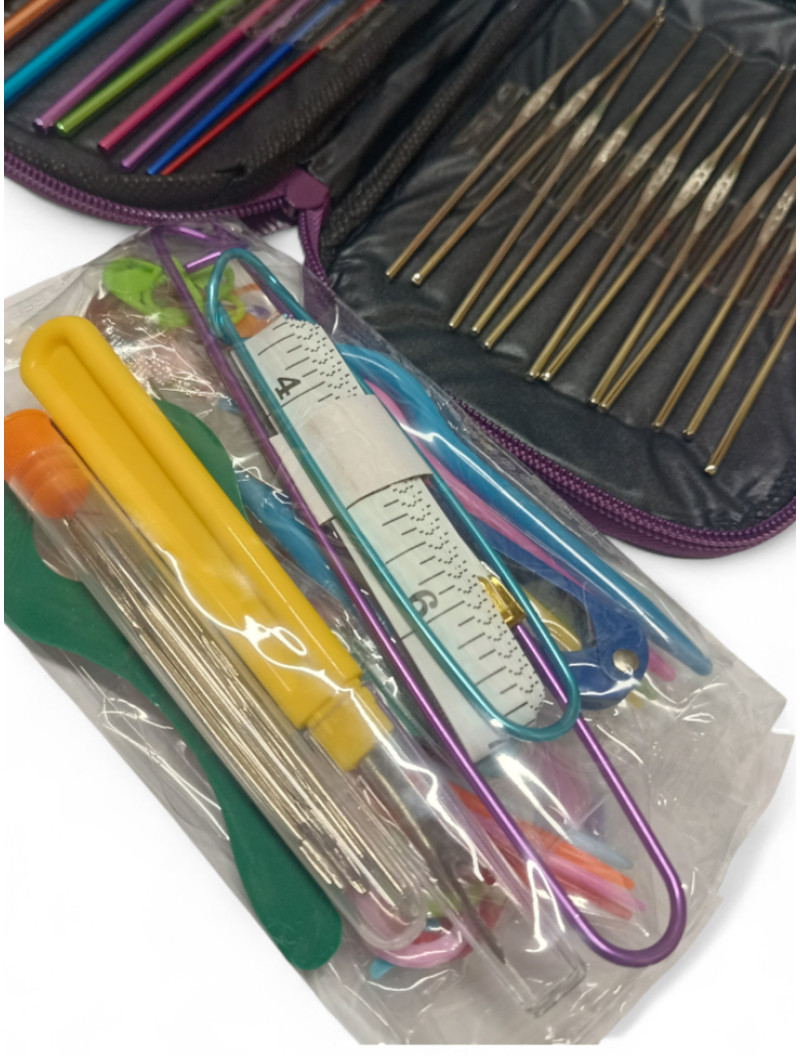 Набір гачків у пеналі / 22 шт. / червоний