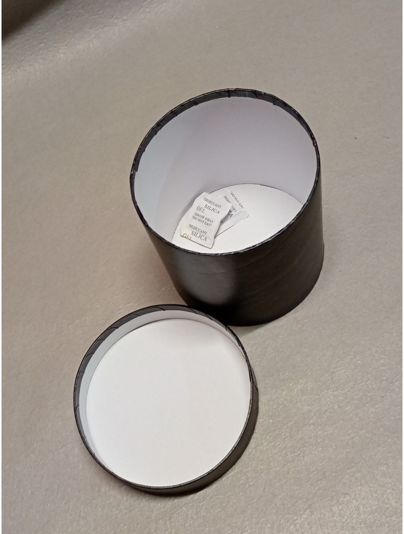 Коробка чорна з кришкою/ Висота 12 см діаметр 11,5 см.