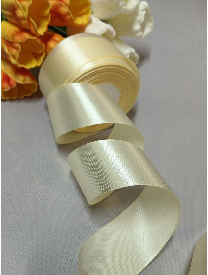 Атласна стрічка 4 см. Довжина рулону 23 м. Колір молочний