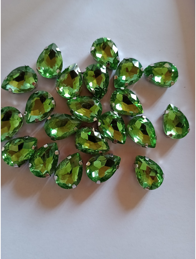 Страз (скло) в металевій оправі. Розмір — 10×14 мм. Колір — світло-зелений