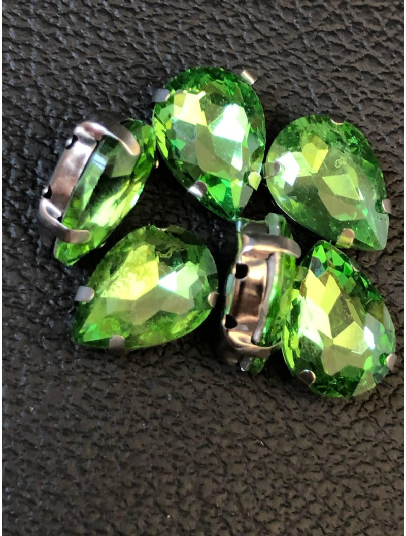 Страз (скло) в металевій оправі. Розмір — 10×14 мм. Колір — світло-зелений