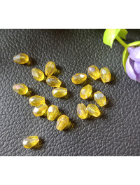 Кришталеві намистини "крапля" Розмір — 4*6 мм. Колір — жовтий із переливом. Ціна вказана за 1 шт.