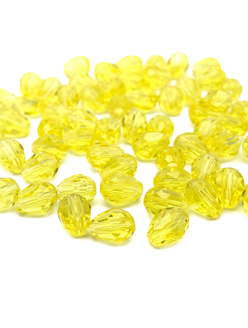 Кришталеві намистини "крапля" Розмір — 4*6 мм. Колір жовтий. Ціна вказана за 1 шт.